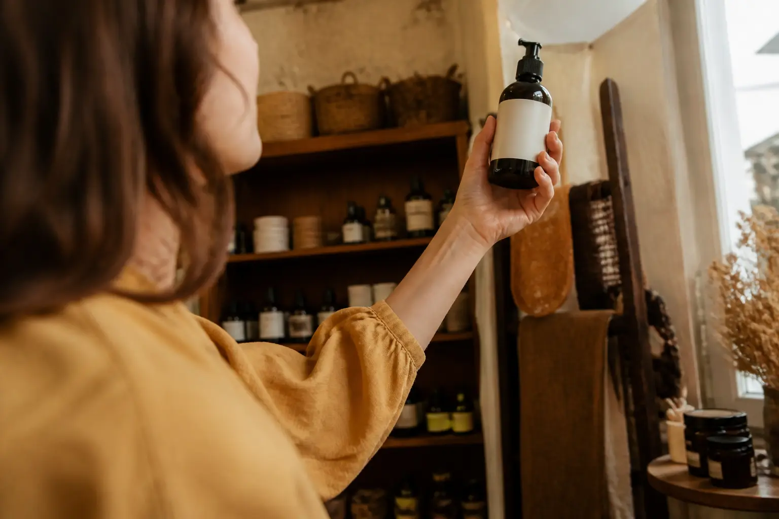 Selfie en publicité : une femme prend un selfie en boutique en tenant un produit à bout de bras, ambiance chaleureuse et naturelle