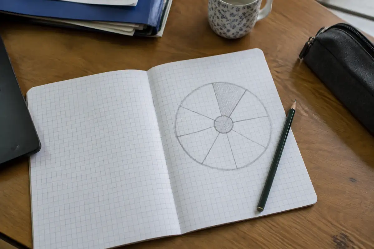 Cahier ouvert avec un schéma de roue dessiné au crayon